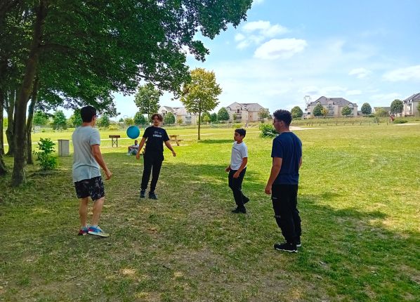 Des adolescents du dispositif JADE dans le Cher en train de jouer au foot sur l'herbe
