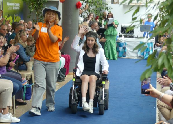 Défilé des diversités - Chacun défile : là quelqu'un en fauteuil