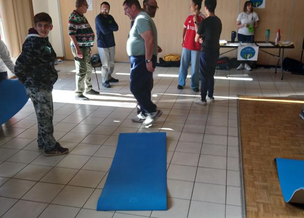 Atelier sport avec des tapis