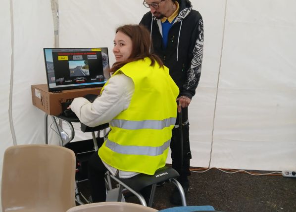 Photo des jeunes des PEP18 à la sortie prévention routière en session de code la route