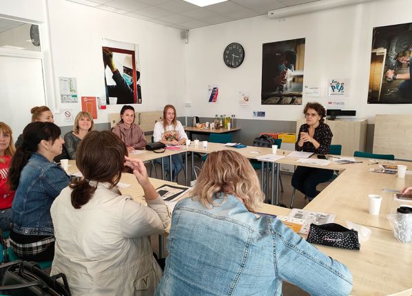 personnes réunies autour d'une table pendant une formation au CRIA18