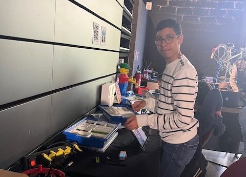 photo jeunes des PEP18 lors de journée nationale des Makers avec des montages en Lego lors de l’activité CréaCode Lab