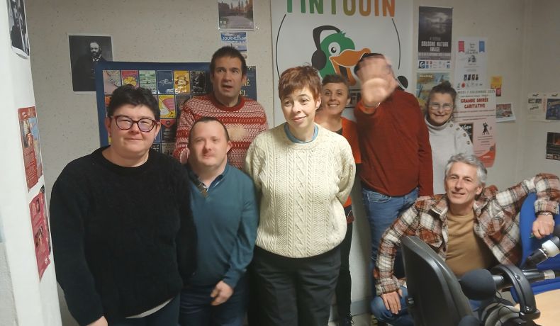 jeunes adultes des PEP18 en situation de handicap dans un studio d'enregistrement de radio