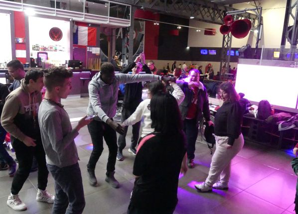 des jeunes qui dansent