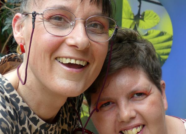 Défilé des diversité - Les 2 personnes accompagnées par les PEP 18 qui ont défilé