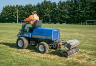 Homme passant le tracteur rouleau