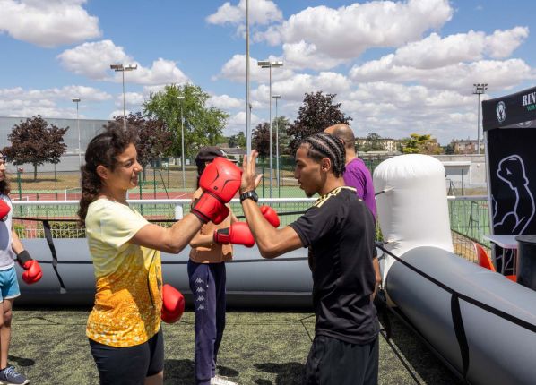 Défi sport : 5 jeunes apprennent les gestes de boxe