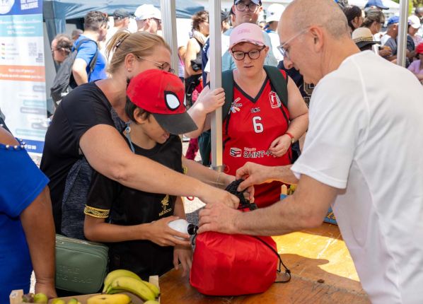 Défi sport : 2 adultes aident un enfant pour ouvrir son sac