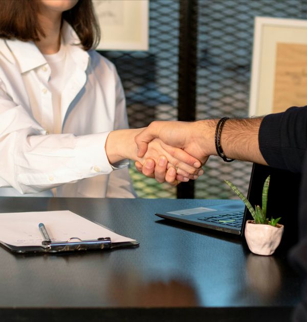 poignée de mains entre un professionnel et un étudiant