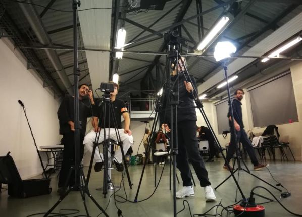 Des adolescents du dispositif JADE dans le département du Cher en train de tourner un film dans le cadre de L’atelier cinéma-répit