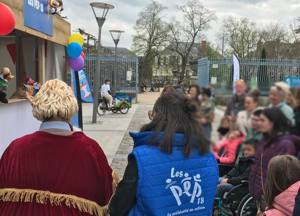Photo de la foule dont des jeunes des PEP18 pendant le Printemps de Bourges