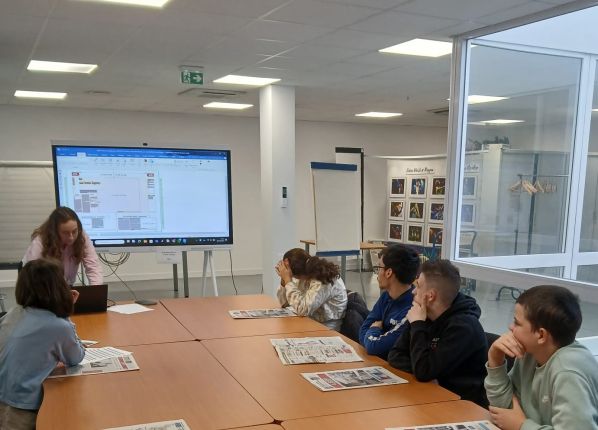 Photo des jeunes du lycée de l'UEE des PEP18 en session de travail