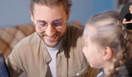 Educateur aide une enfant à travailler Com360 du Cher