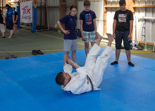 Défi sport : démonstration judo devant 3 jeunes