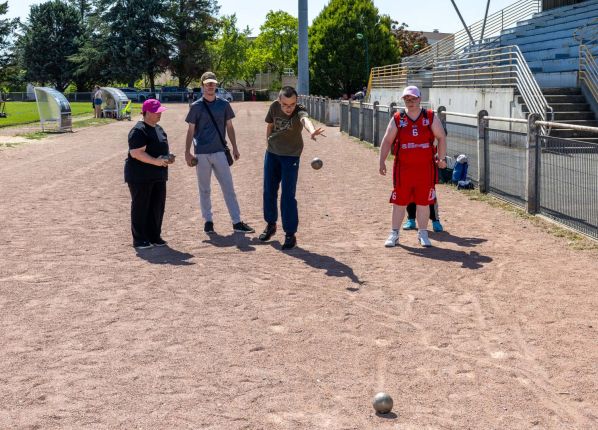 Défi sport : 4 jeunes jouent à la pétanque