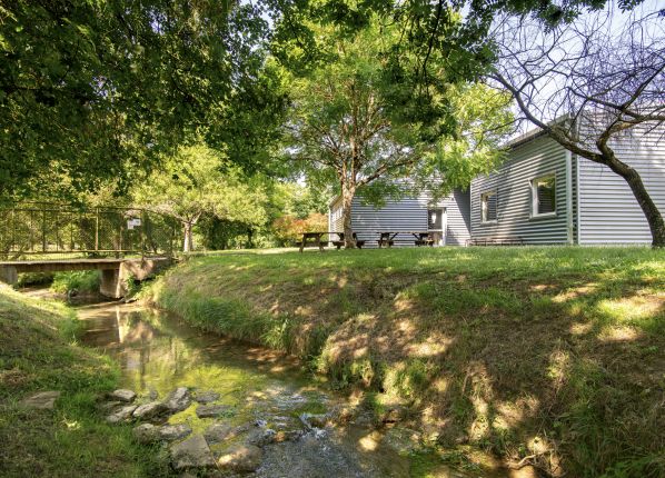 ESAT Entre Cher et Loire Veaugues - ruisseau devant la sous-traitance industrielle