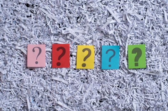 Points d'interrogations sur des post-it