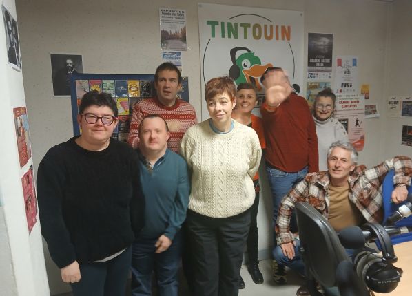 Photo de jeune handicapés en activité pendant un atelier radio avec les PEP18