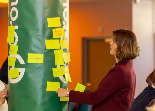 Forum salariés : atelier débat, post-its sur sac de boxe