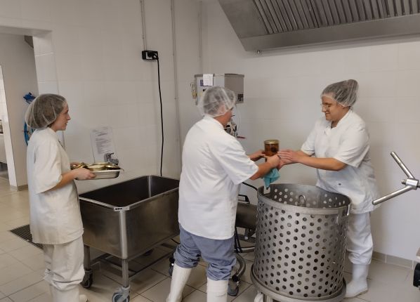 Adultes en situation de handicap au travail dans une conserverie de l'ESAT le Bergerat à Vesdun