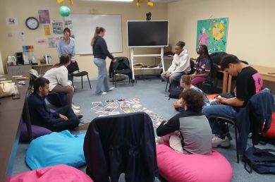 groupe d'adolescents assis en cercle