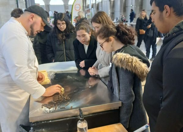 Photo des jeune du lycée UEE au salon patapain lors d'une sortie de l'UEE des PEP18