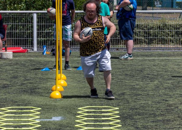 Défi sport : entrainement au rugby jeune homme en gros plan