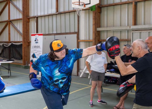 Défi sport : un jeune homme tente la boxe