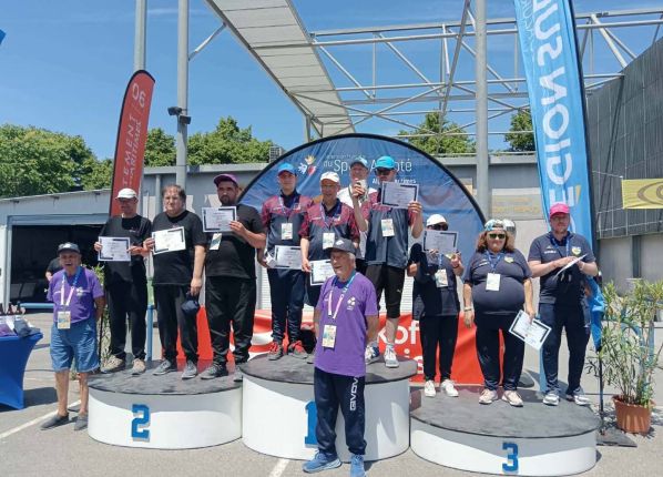 Les vainqueurs sur leurs podiums 1, 2 et 3