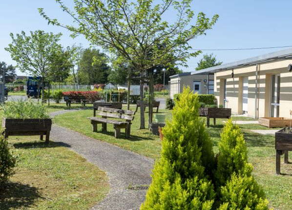 Photo de l'EAM MAS Les Grandes Terres allée de promenade