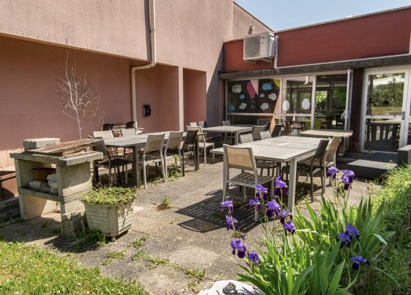 L'EANM Vierzon - terrasse extérieure coin repas