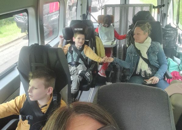 Photo de jeunes enfant en situation de handicap dans un bus avec leur animateur