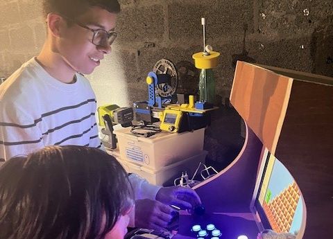 Les PEP18 lors de journée nationale des Makers avec des montages en Lego lors de l’activité CréaCode Lab