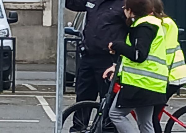 Photo des jeunes des PEP18 à la sortie prévention routière - session trottinette