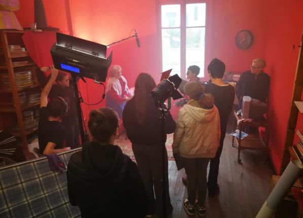 Des adolescents du dispositif JADE dans le Cher en train de tourner une vidéo dans le cadre de L’atelier cinéma-répit