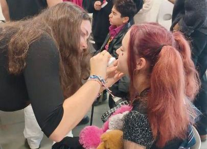 Des adolescents du dispositif JADE dans le Cher (18)  lors d'une journée atelier maquillage