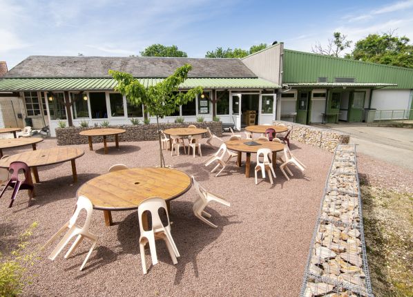 ESAT Entre Cher et Loire Veaugues - terrasse restauration