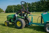 Homme passant le tracteur tondeuse