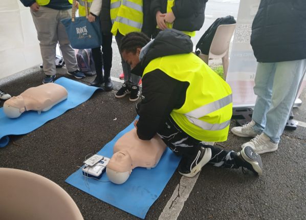 Photo des jeunes des PEP18 à la sortie prévention routière - session gestes de premiers secours
