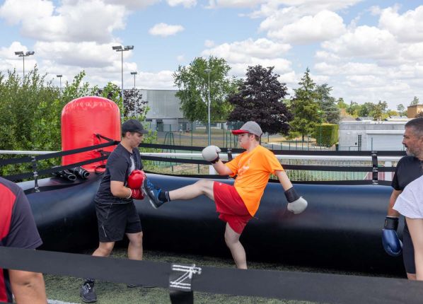 Défi sport : 2 jeunes essaient la boxe
