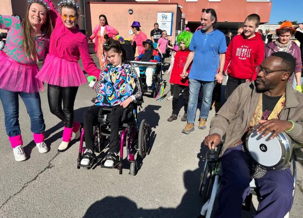 défilé du carnaval des enfants avec le soleil