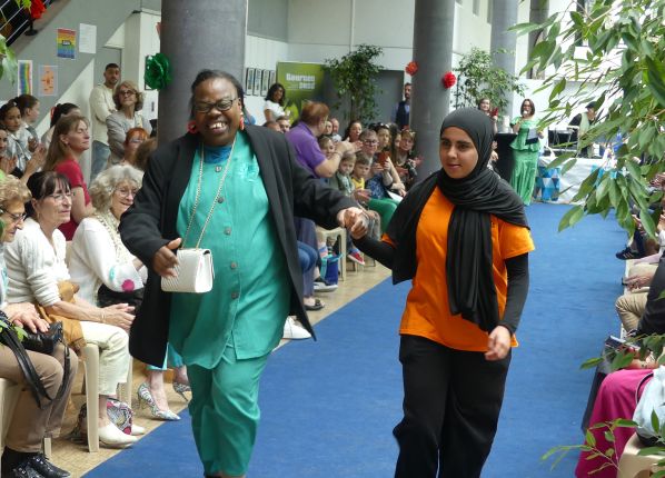 Défilé des diversités - 2 femmes dont une voilée