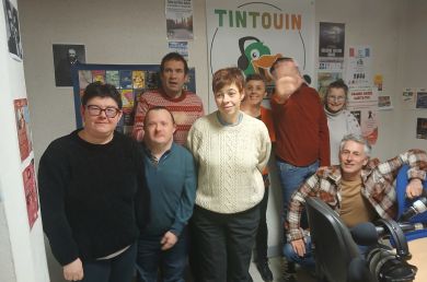 jeunes adultes des PEP18 en situation de handicap dans un studio d'enregistrement de radio