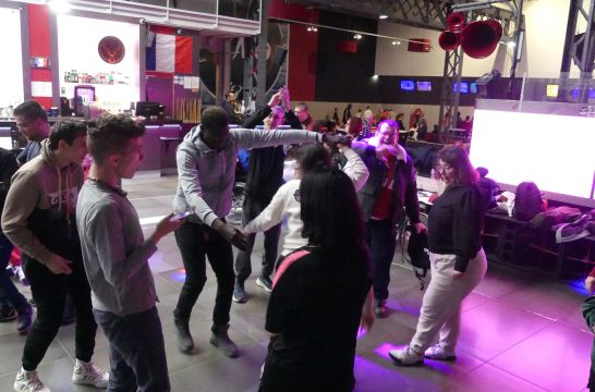 des jeunes qui dansent