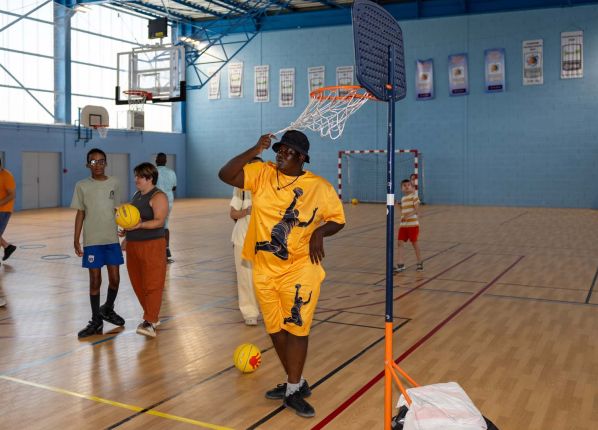Défi sport : un petit groupe de jeunes en match de basket