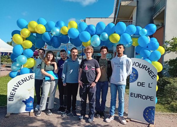 L'équipe sous l'arche de ballons de bienvenue