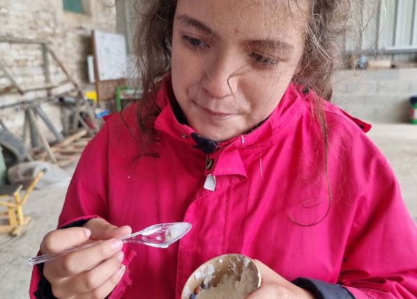 Une fille mange une glace de la ferme
