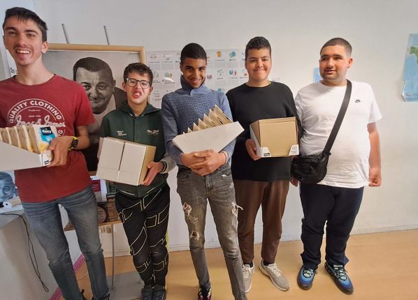 Les 5 jeunes posent