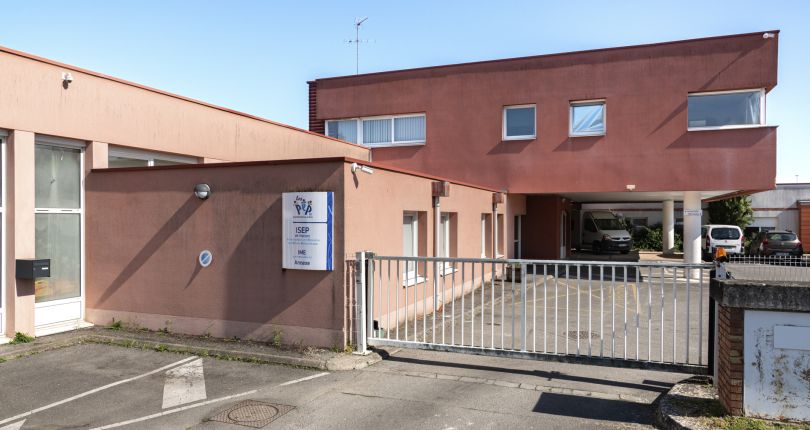 Photo de l'EEAP Vierzon - Entrée sur le parking