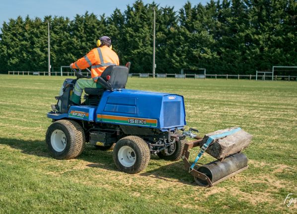 Homme passant le tracteur rouleau